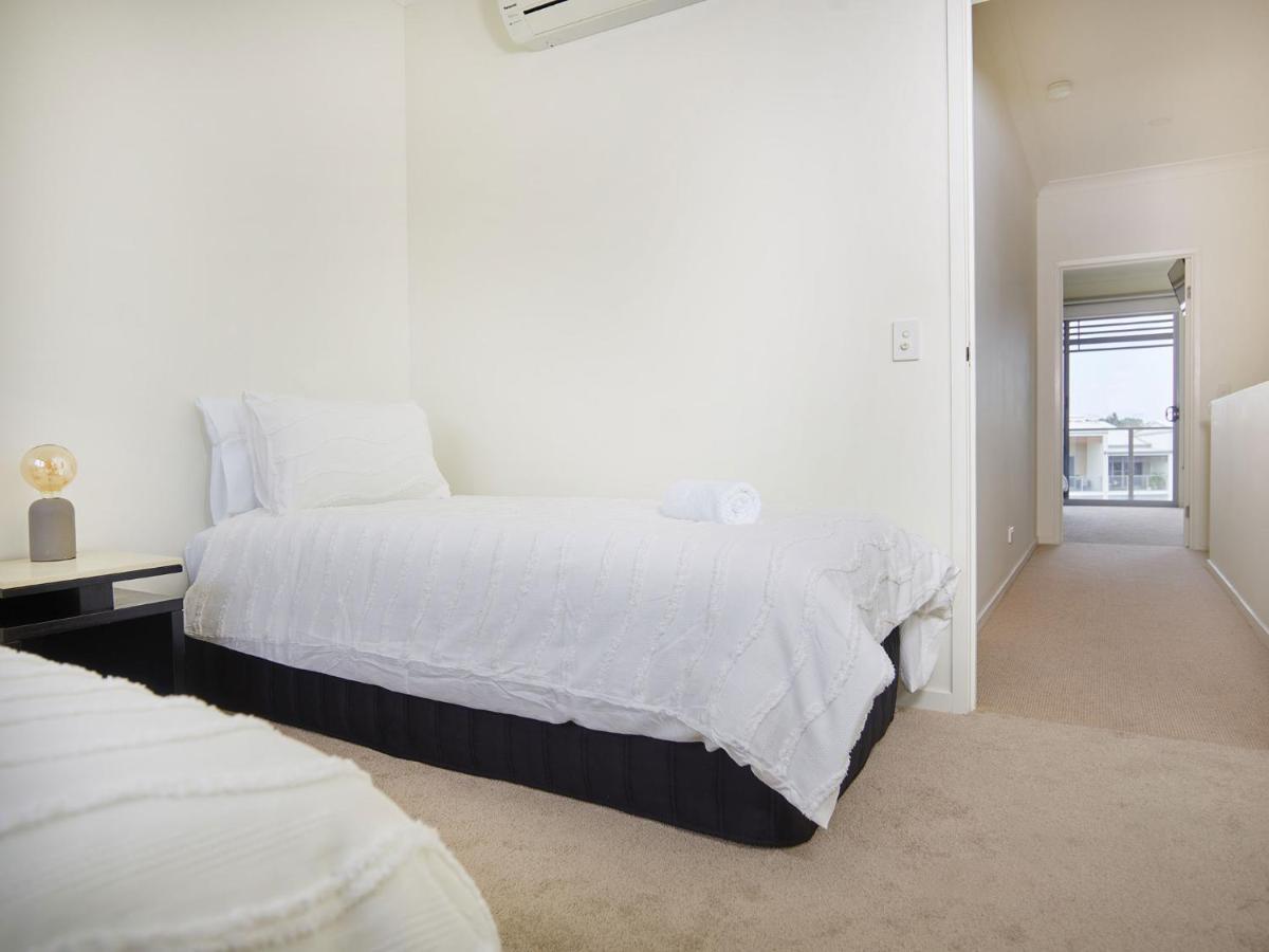 Emerald Lakes 3 Level Apartment Gold Coast