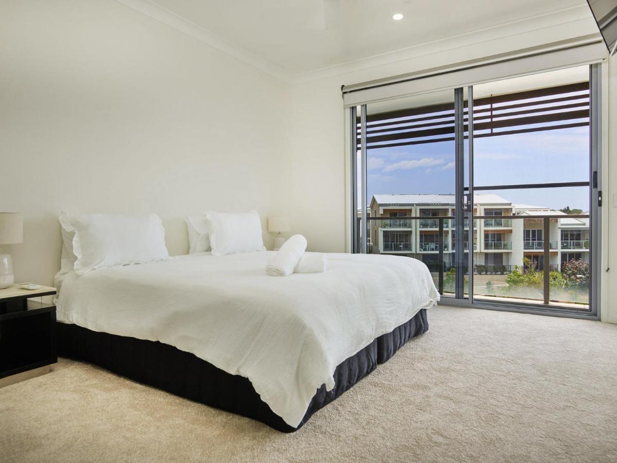 Emerald Lakes 3 Level Apartment Gold Coast