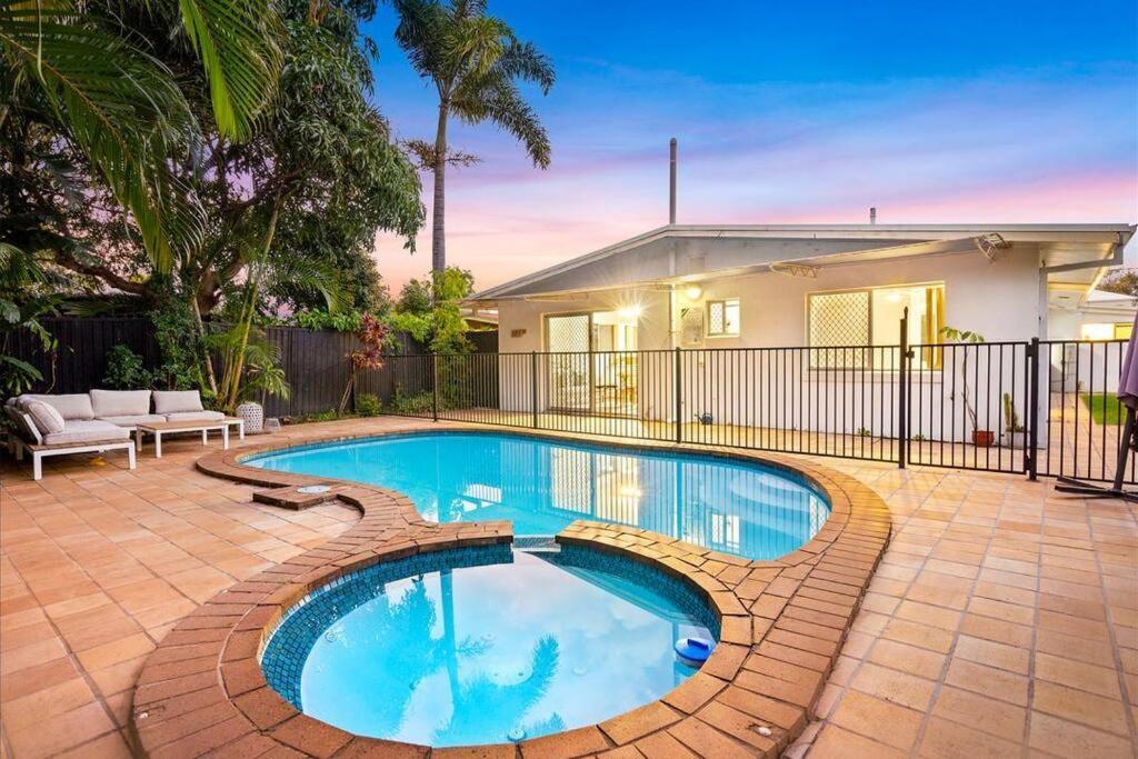 Southport Oasis 6br Pool Central Villa *