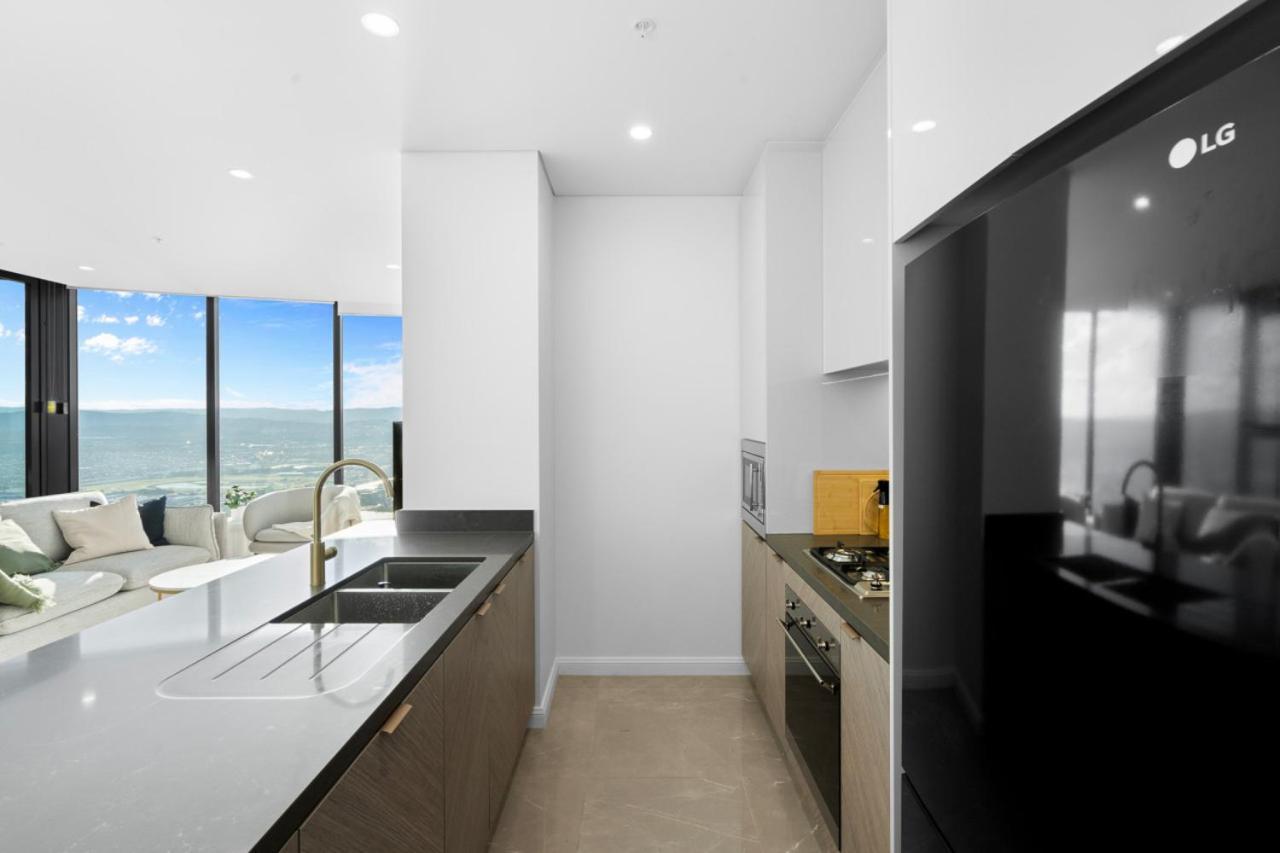 Apartment The Seabreeze - Beachfront 67f Sunset 2 Bedroom Skyhome With Netflix & Pool Gold Coast