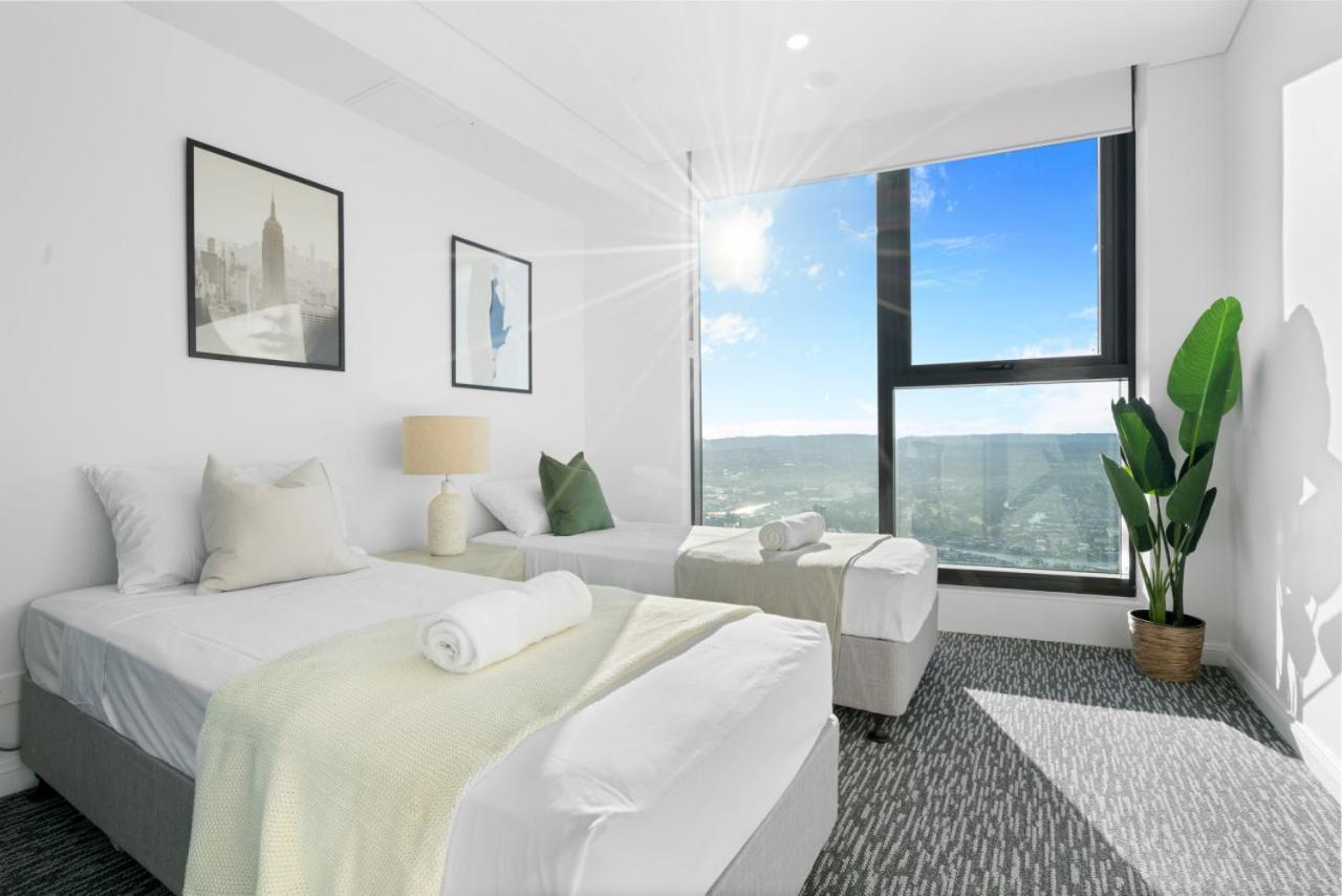 The Seabreeze - Beachfront 67f Sunset 2 Bedroom Skyhome With Netflix & Pool * Gold Coast