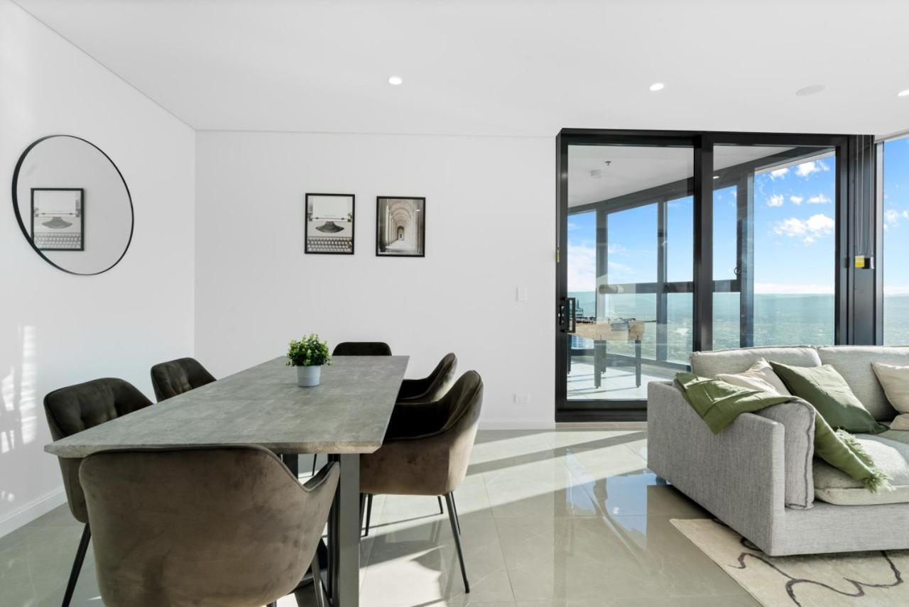 The Seabreeze - Beachfront 67f Sunset 2 Bedroom Skyhome With Netflix & Pool * Gold Coast