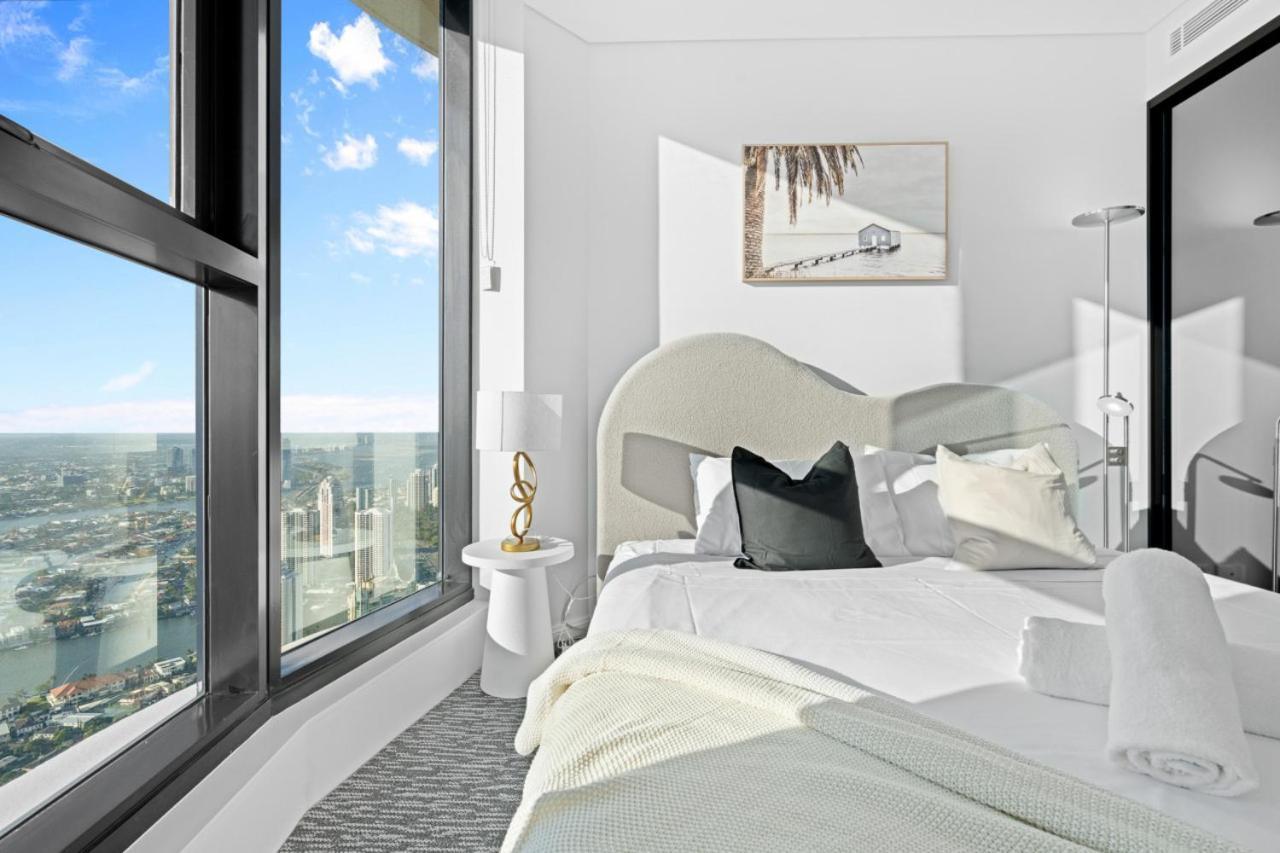 Apartment The Seabreeze - Beachfront 67f Sunset 2 Bedroom Skyhome With Netflix & Pool *