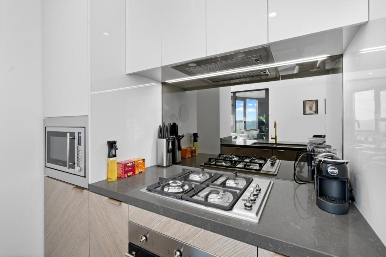Apartment The Seabreeze - Beachfront 67f Sunset 2 Bedroom Skyhome With Netflix & Pool *