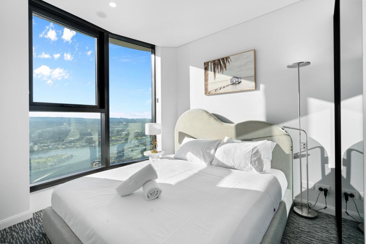 The Seabreeze - Beachfront 67f Sunset 2 Bedroom Skyhome With Netflix & Pool * Gold Coast