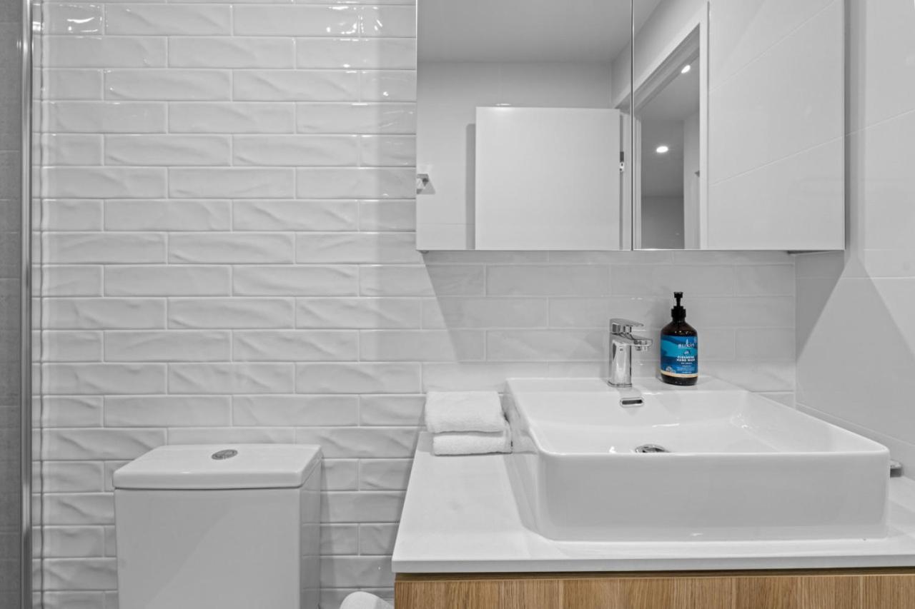 The Riverview - Brand New Modern 2br With King Bed, Parking & Pool