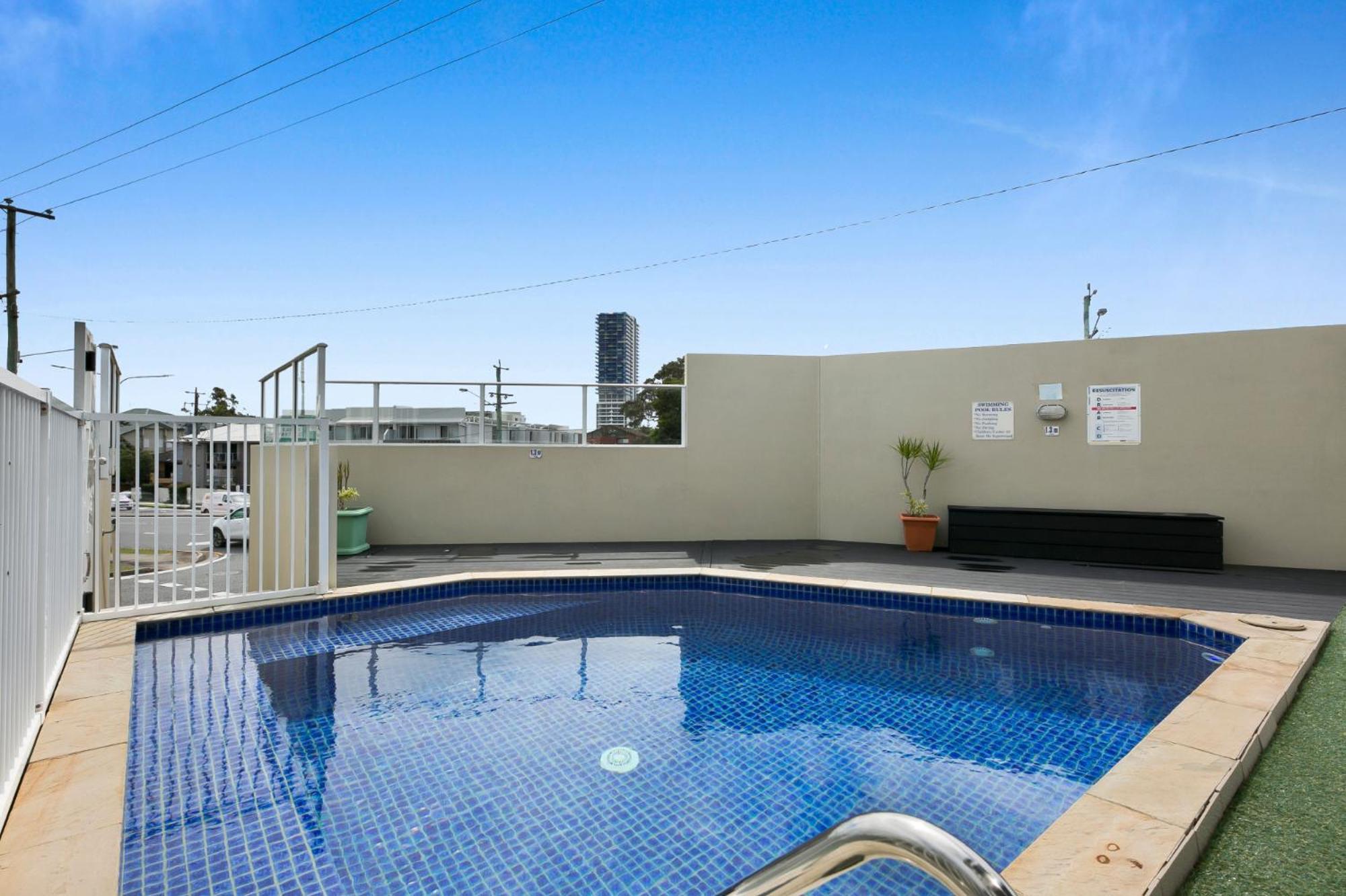 Apartment Sleek With Pool And Rooftop Terrace Gold Coast
