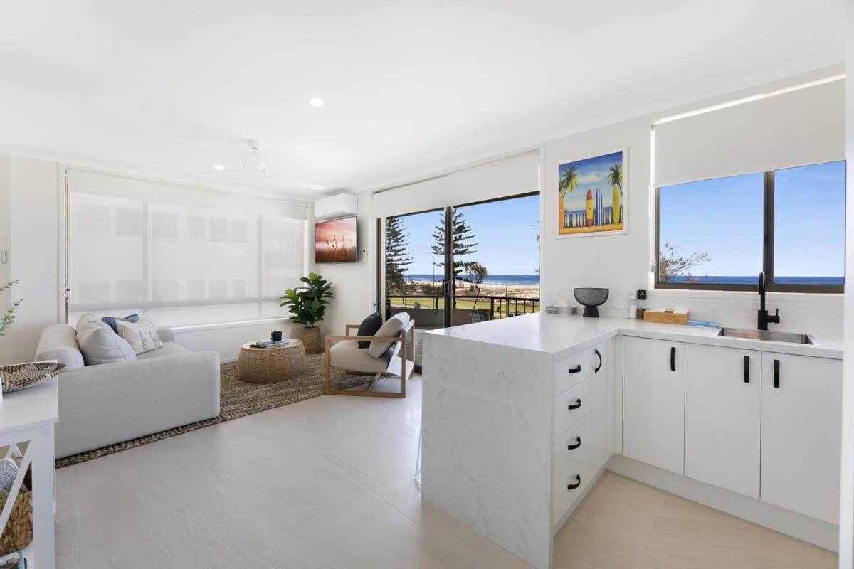Beachfront With Balcony & Stunning Views * Gold Coast
