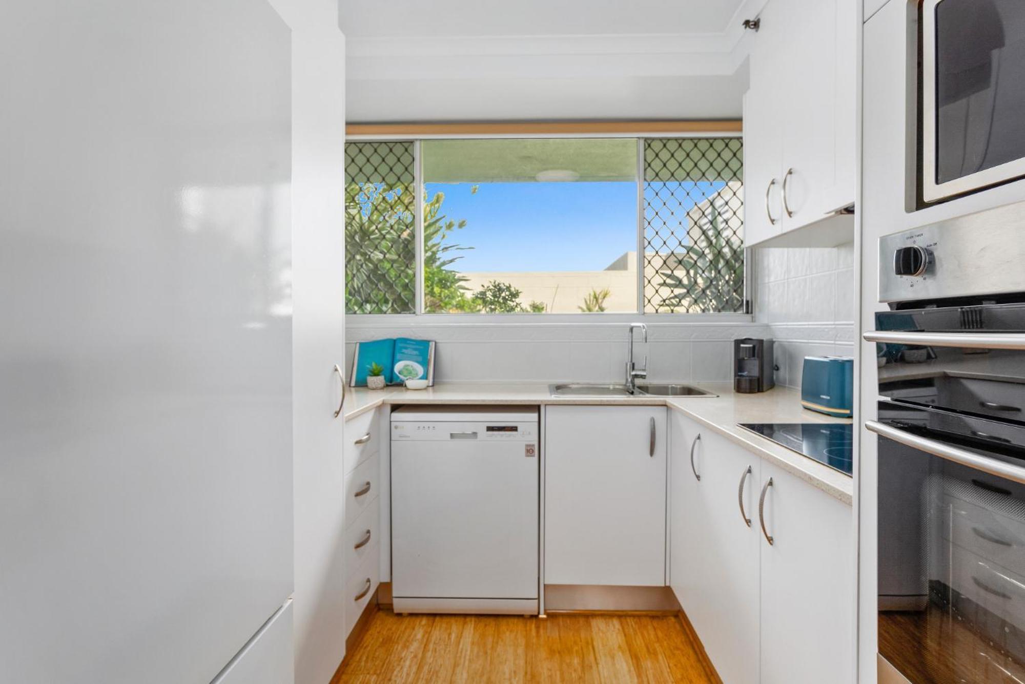 Beachfront 2-bed With Pool, Bbq & Tennis Court *