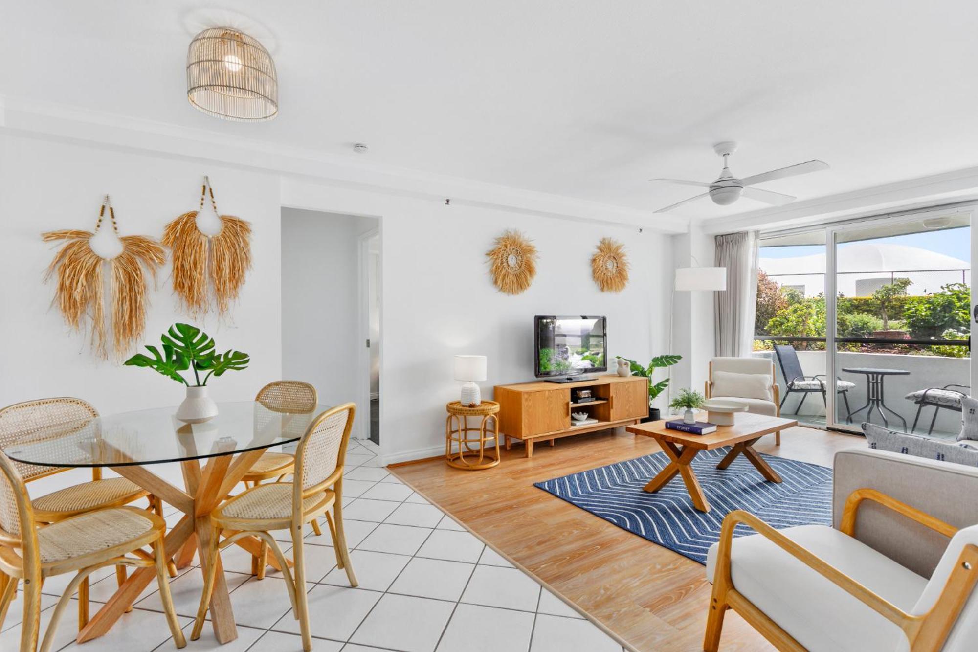 Beachfront 2-bed With Pool, Bbq & Tennis Court