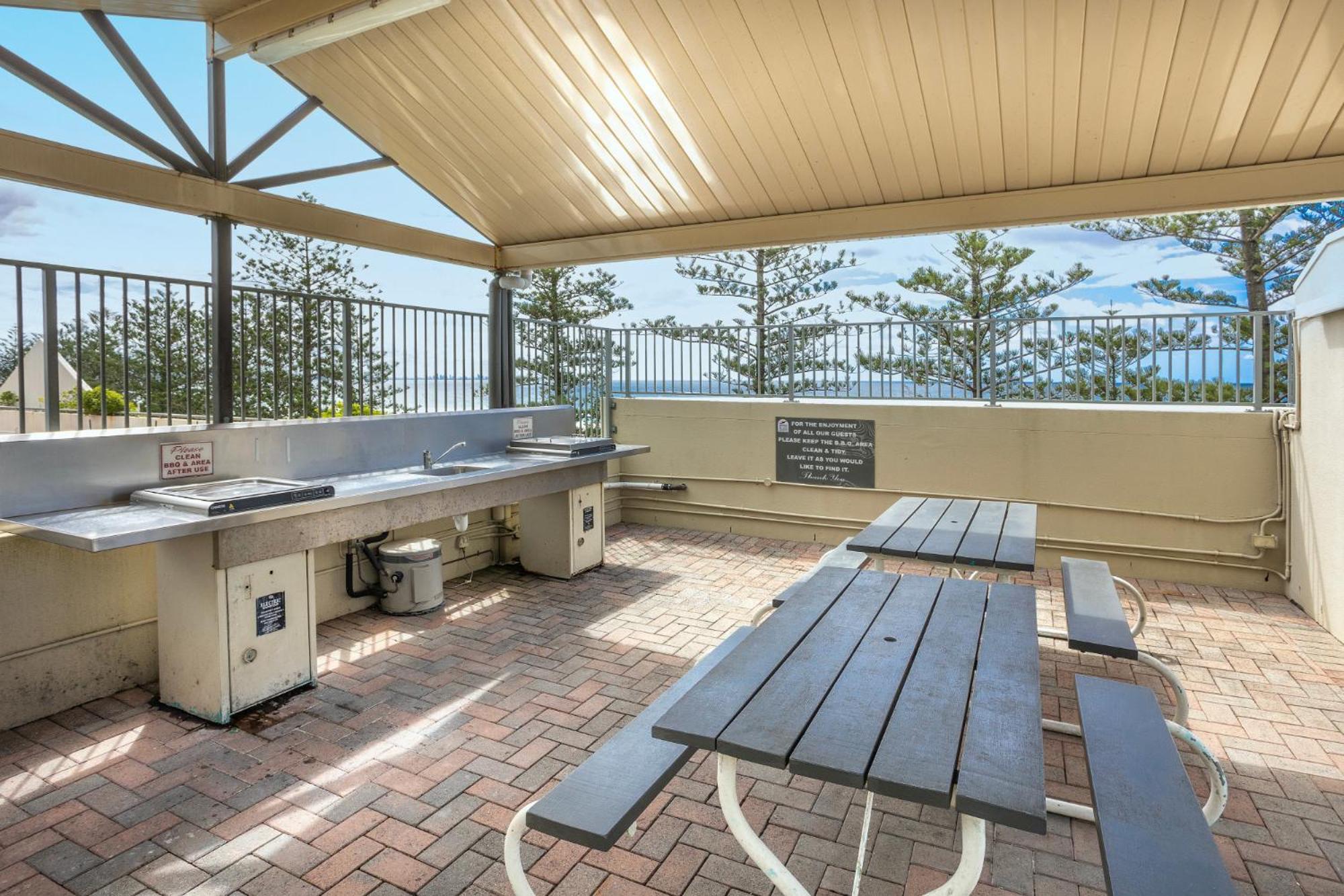 Apartment Beachfront 2-bed With Pool, Bbq & Tennis Court Gold Coast