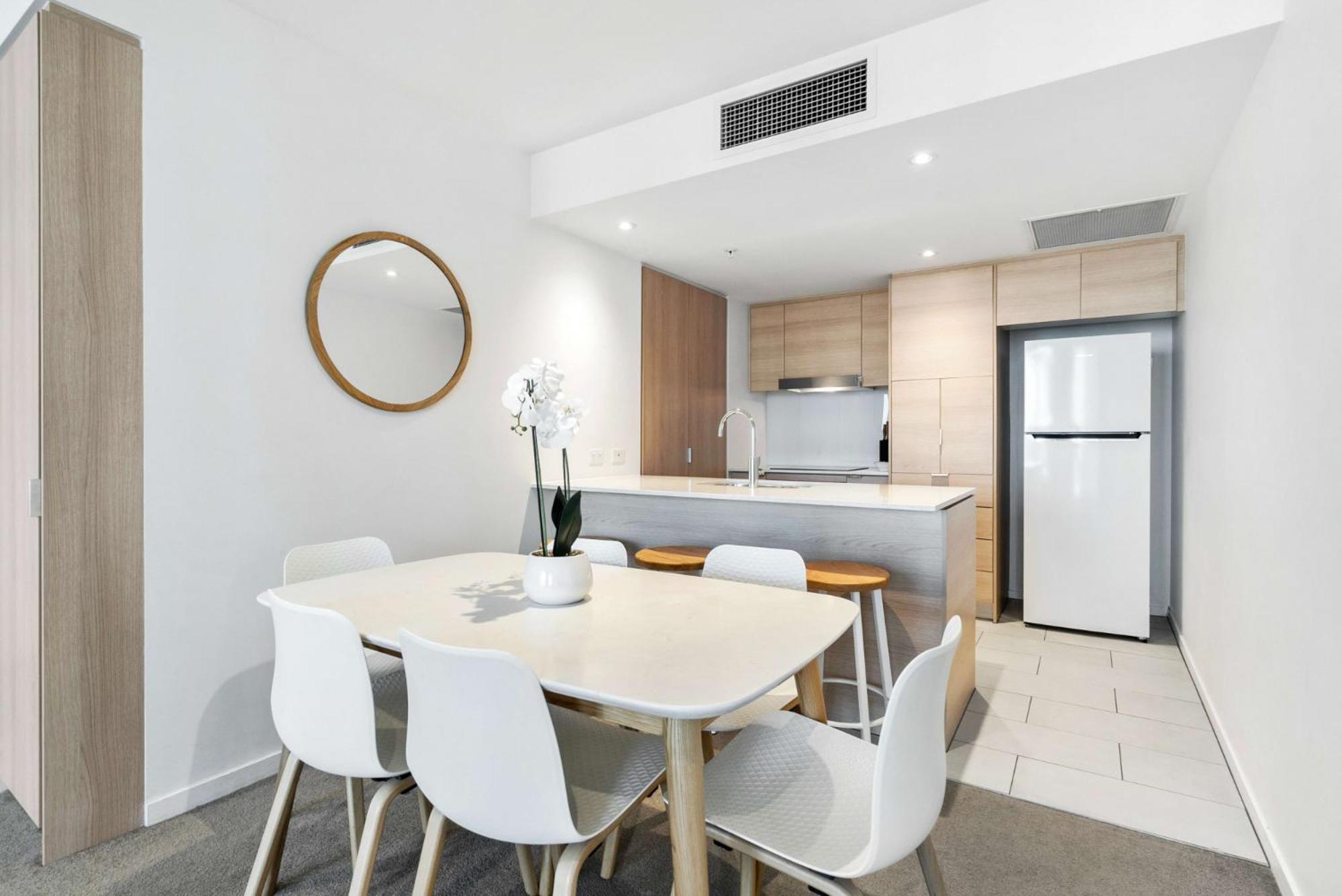 Elegant 2-bed With Stunning Views, Pool, Bbq, Gym Gold Coast