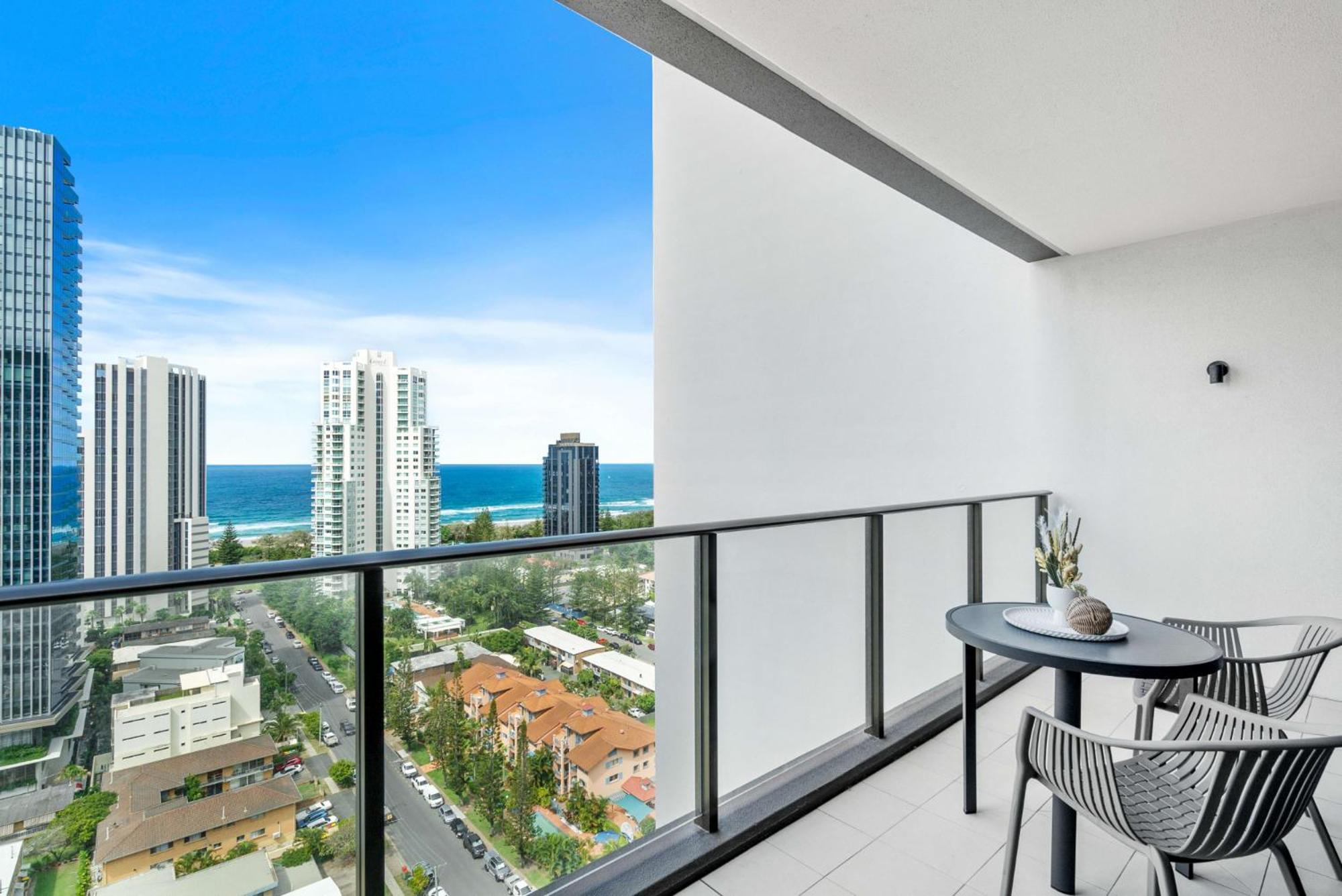 Elegant 2-bed With Stunning Views, Pool, Bbq, Gym *