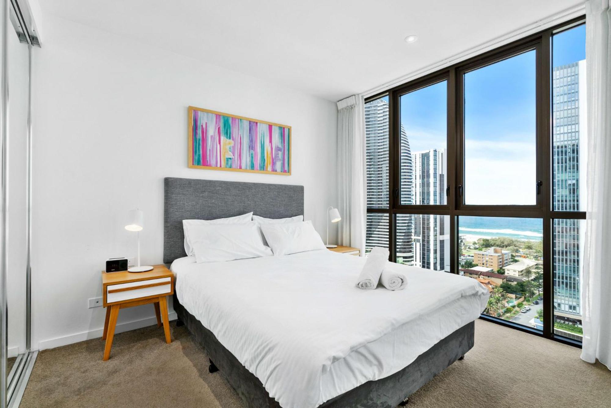 Elegant 2-bed With Stunning Views, Pool, Bbq, Gym *