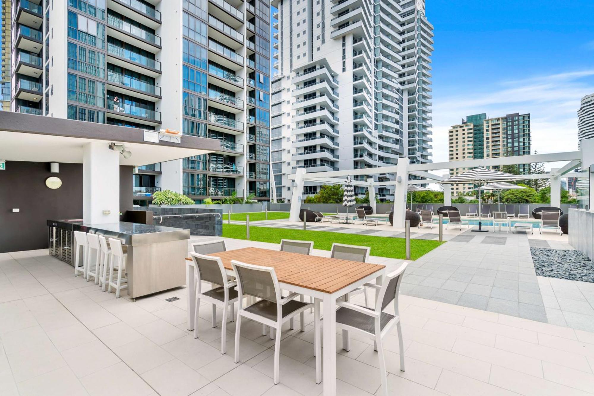 Elegant 2-bed With Stunning Views, Pool, Bbq, Gym Apartment Gold Coast