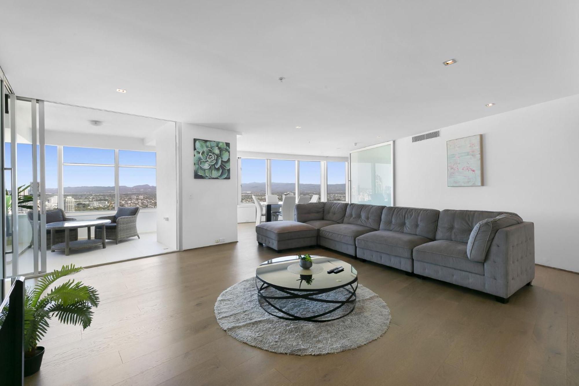 Luxury 3-bed With Pool, Gym & Breathtaking Views