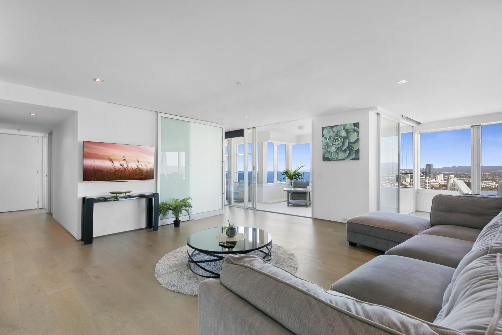 Luxury 3-bed With Pool, Gym & Breathtaking Views