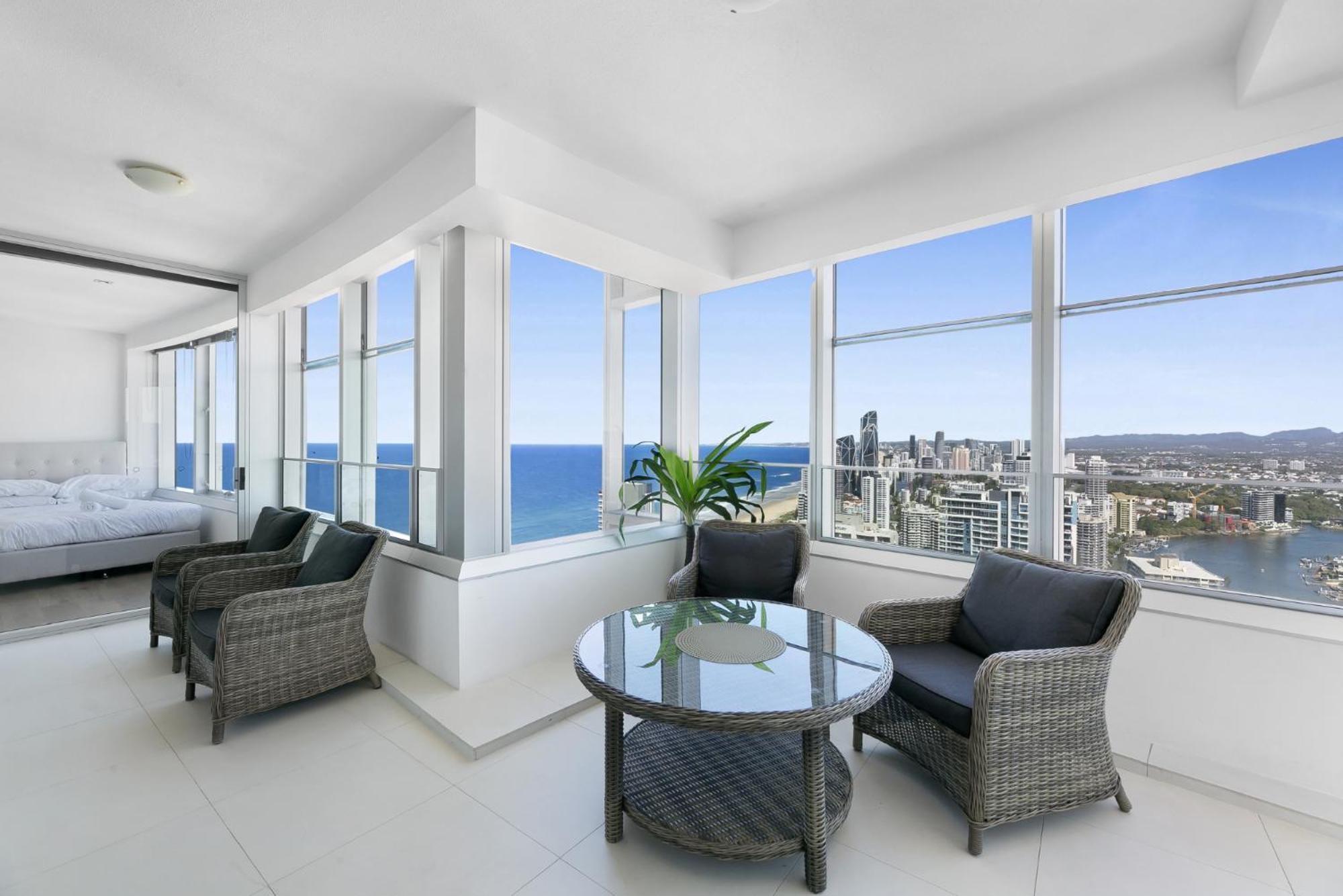 Apartment Luxury 3-bed With Pool, Gym & Breathtaking Views *