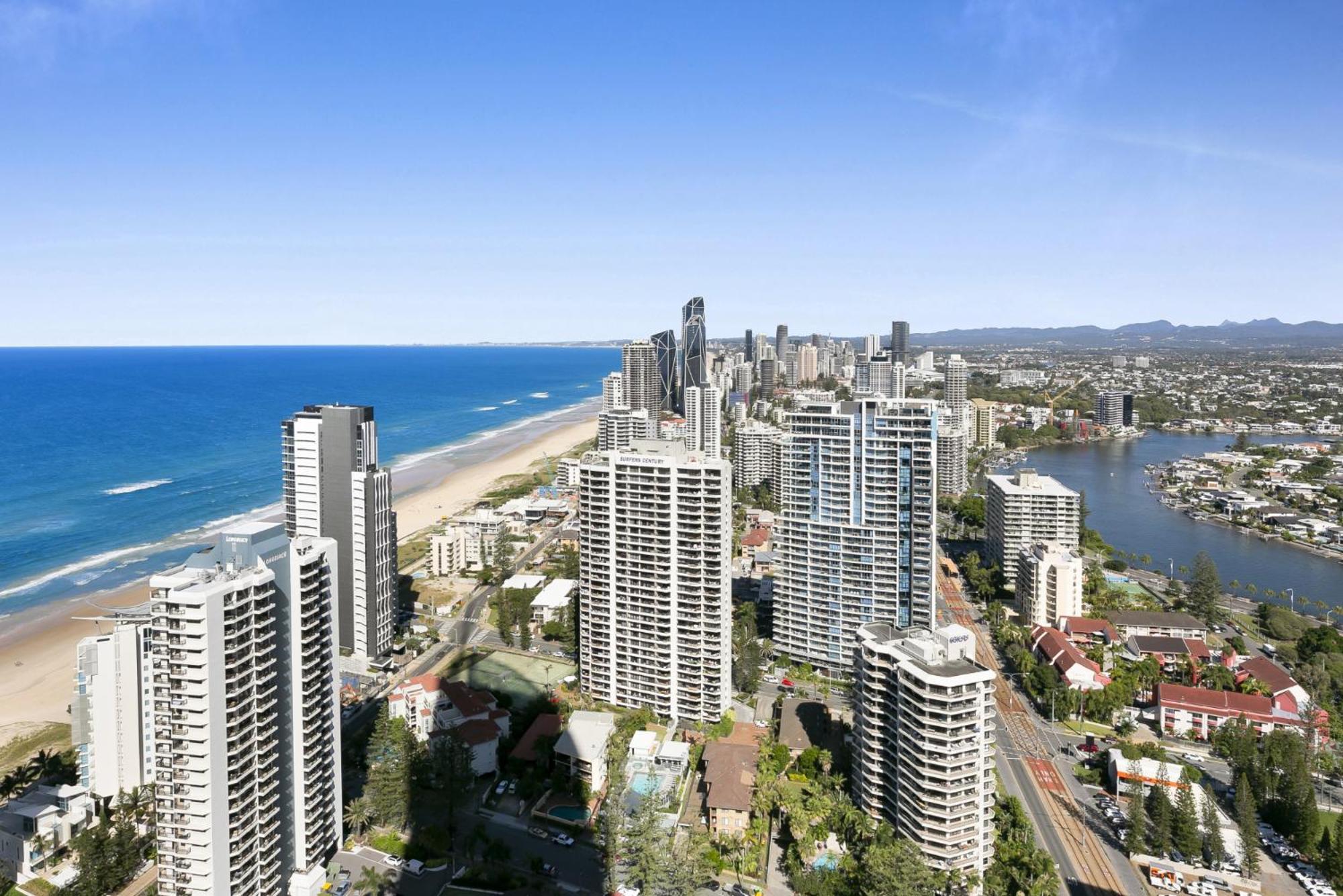 Luxury 3-bed With Pool, Gym & Breathtaking Views Apartment