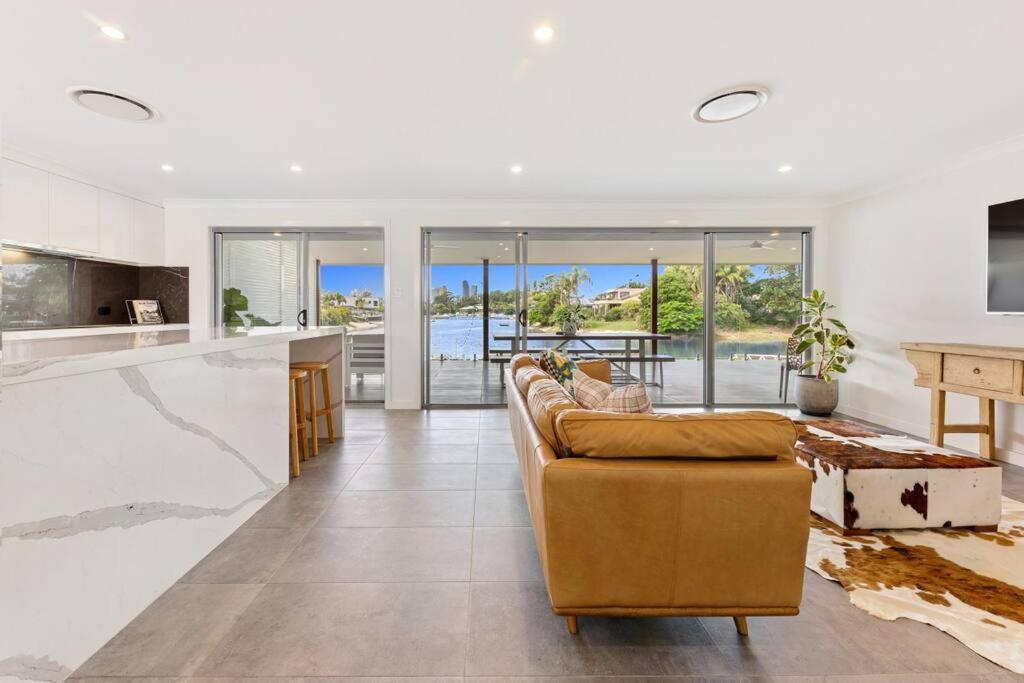 Broadbeach Waterfront With Pool *