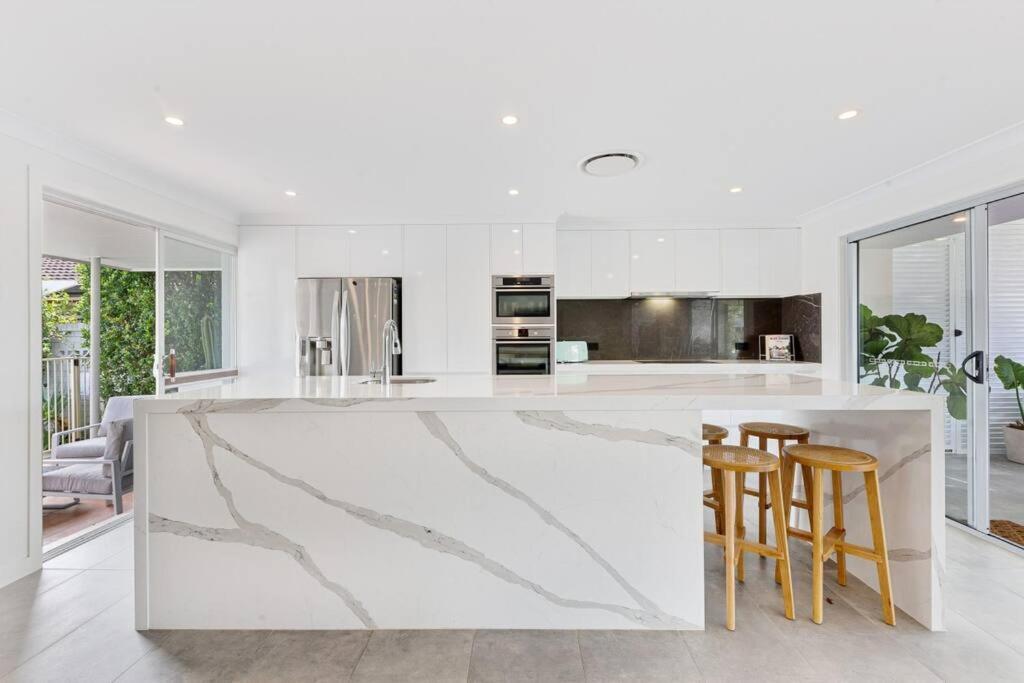 Broadbeach Waterfront With Pool