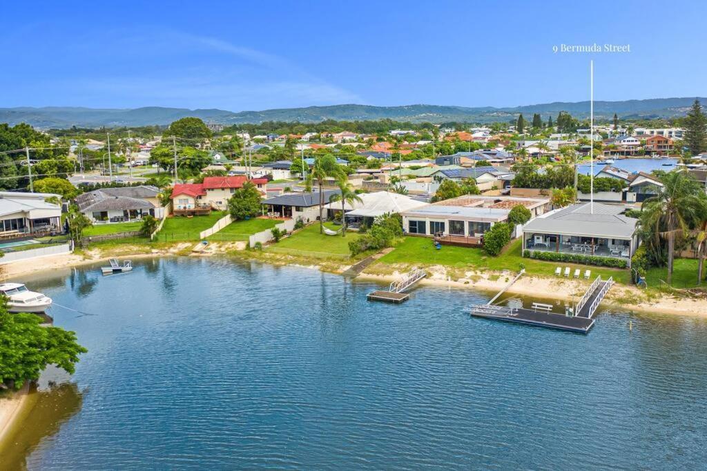 Holiday home Broadbeach Waterfront With Pool