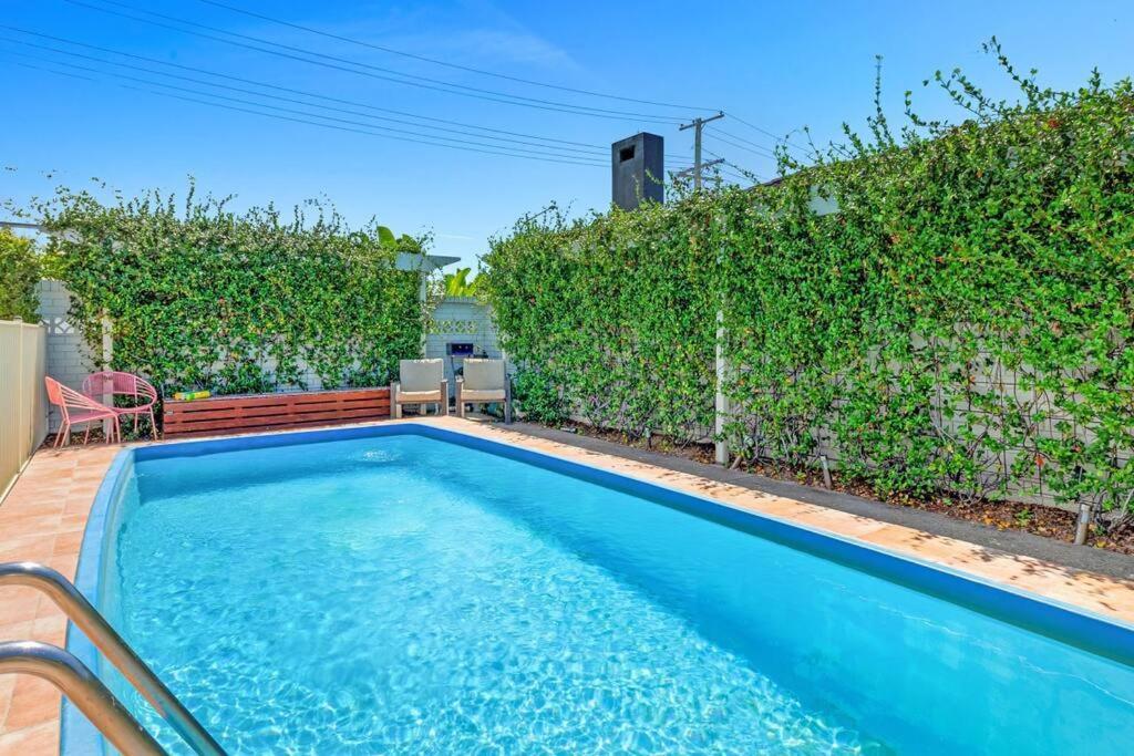 Broadbeach Waterfront With Pool Holiday home