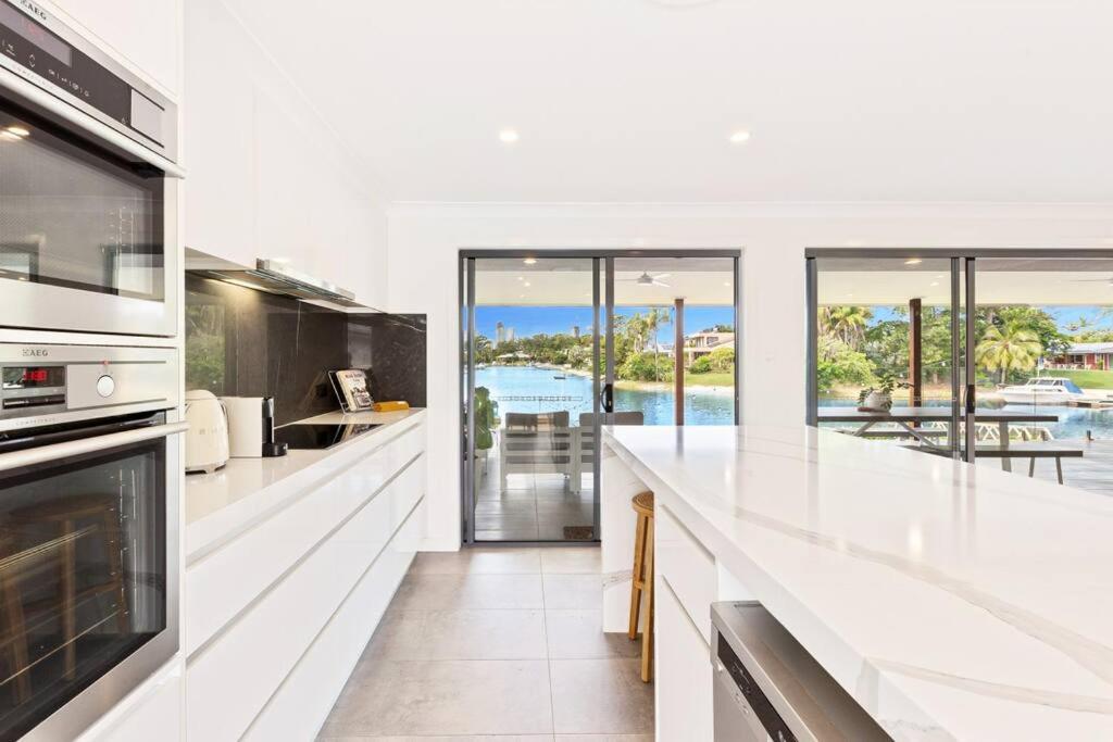 Holiday home Broadbeach Waterfront With Pool