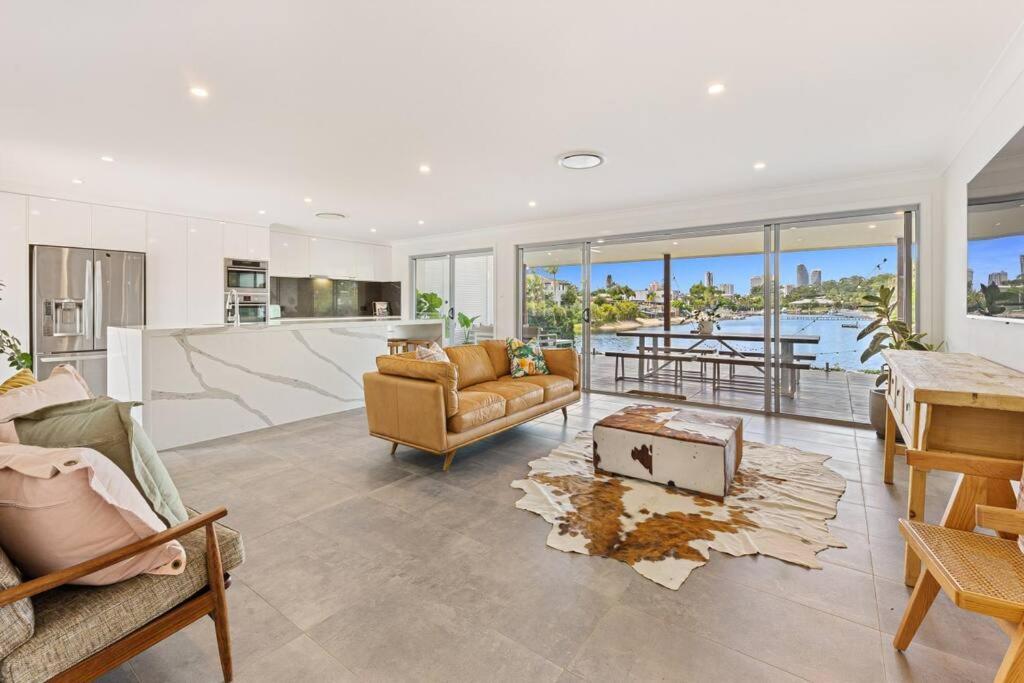 Broadbeach Waterfront With Pool *
