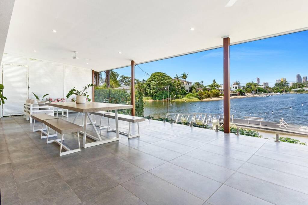 Broadbeach Waterfront With Pool Holiday home *