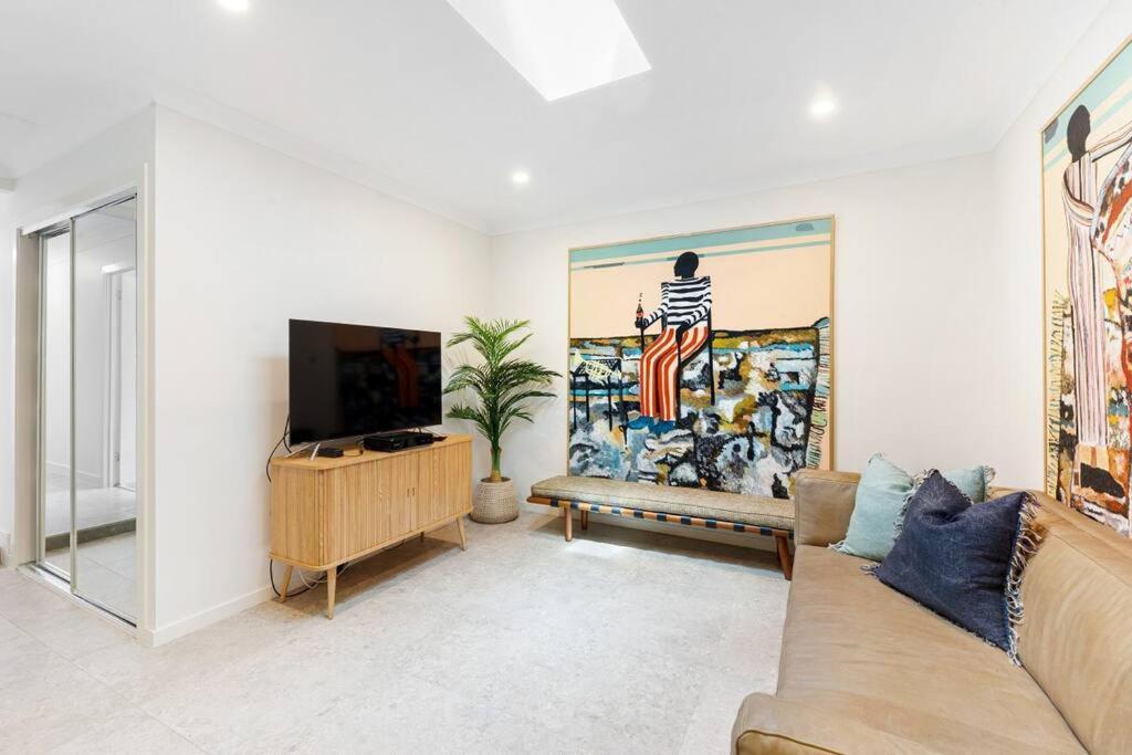 Broadbeach Waterfront With Pool