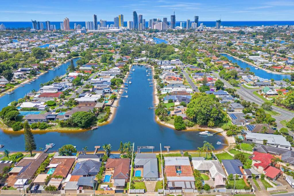 Broadbeach Waterfront With Pool Gold Coast