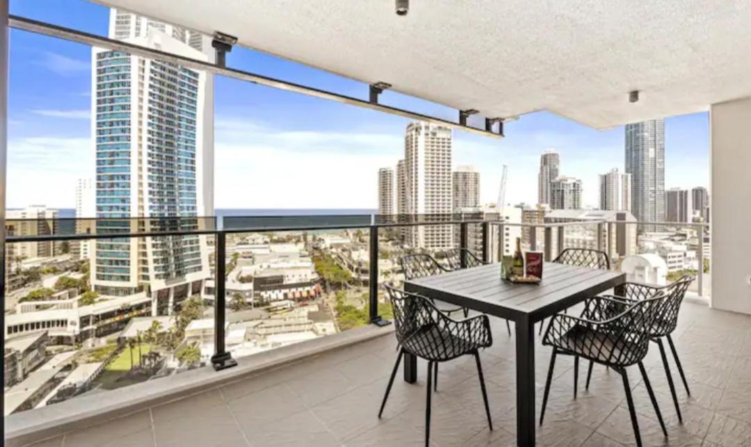 Apartment Circle On Cavill 3 Bedroom 2 Bathroom Ocean And River View