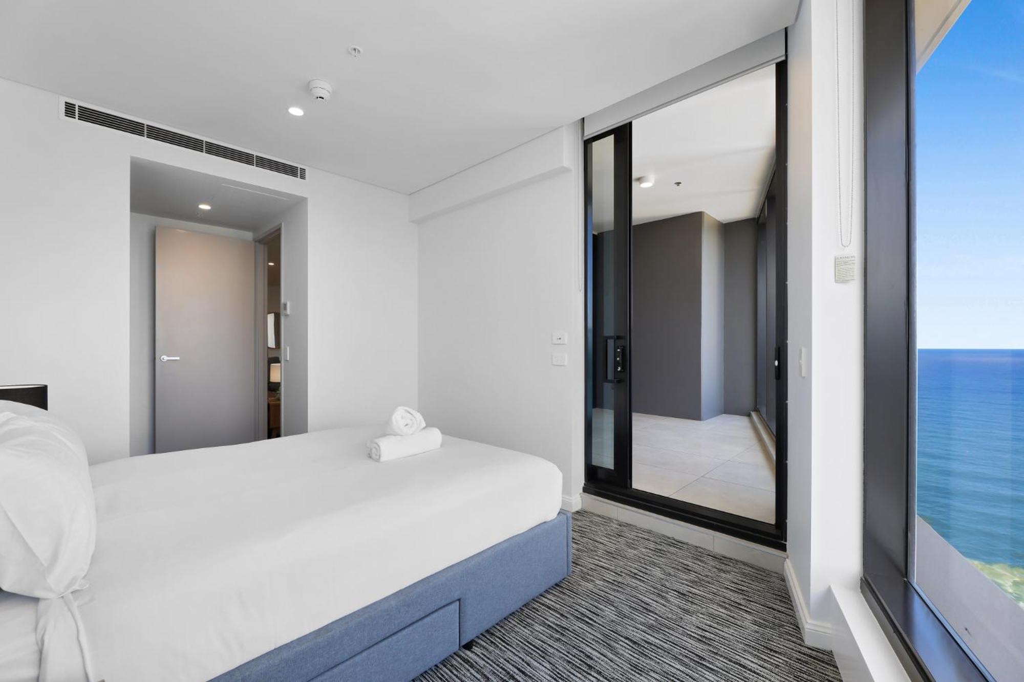 Luxe Oceanfront 1-bed High Rise With Pool & Gym Apartment *