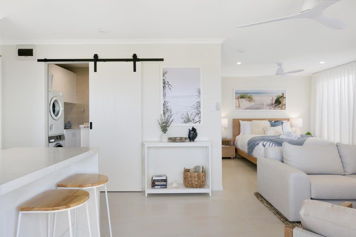 Beachfront With Balcony & Stunning Views Apartment *