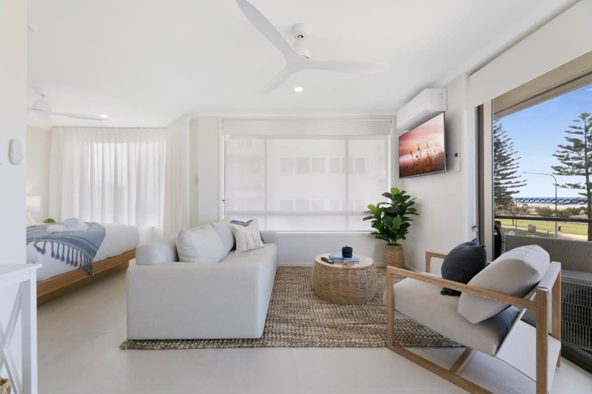 Beachfront With Balcony & Stunning Views *