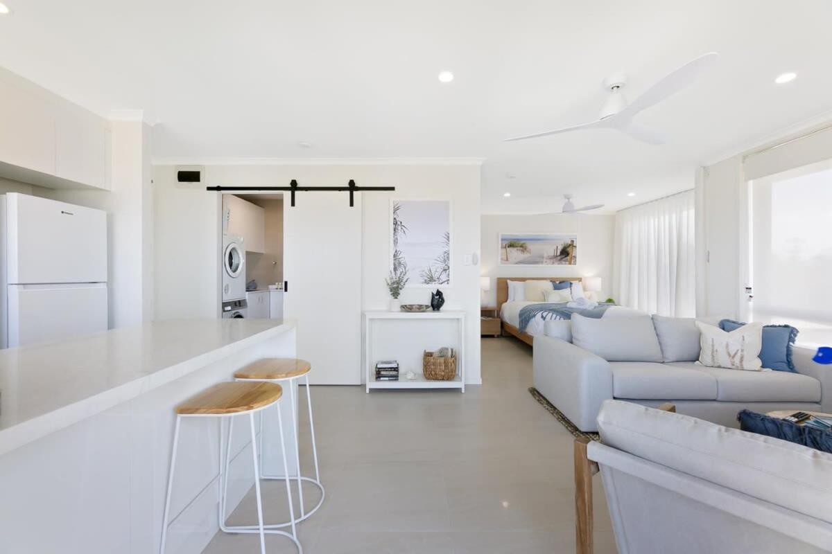 Apartment Beachfront With Balcony & Stunning Views *
