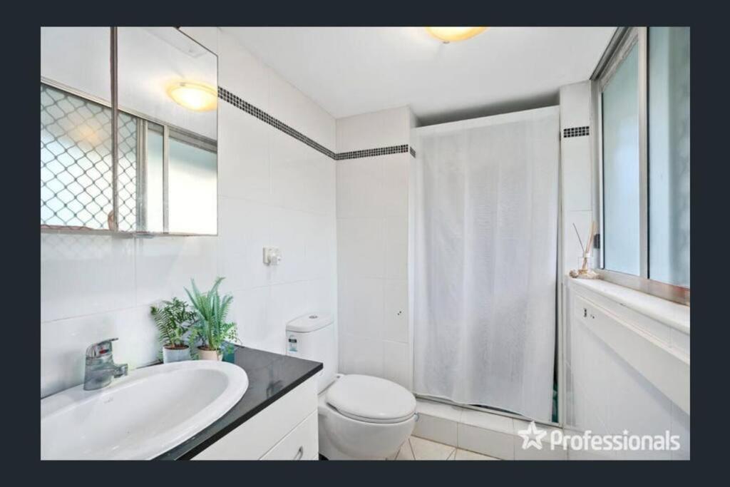 Surfers Beachside Retreat * Gold Coast