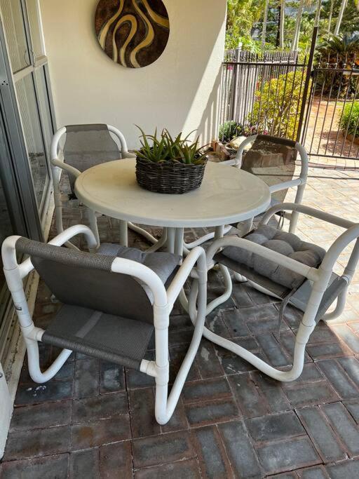 Surfers Beachside Retreat * Gold Coast