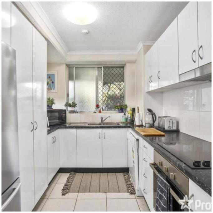 Surfers Beachside Retreat Apartment *