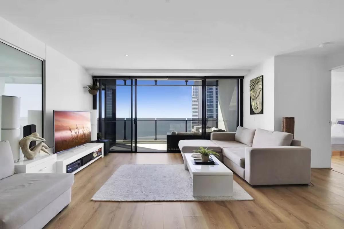 Level 47 Sky High 2br Ocean View Apartment