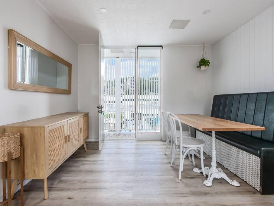 Apartment The Local Burleigh Heads