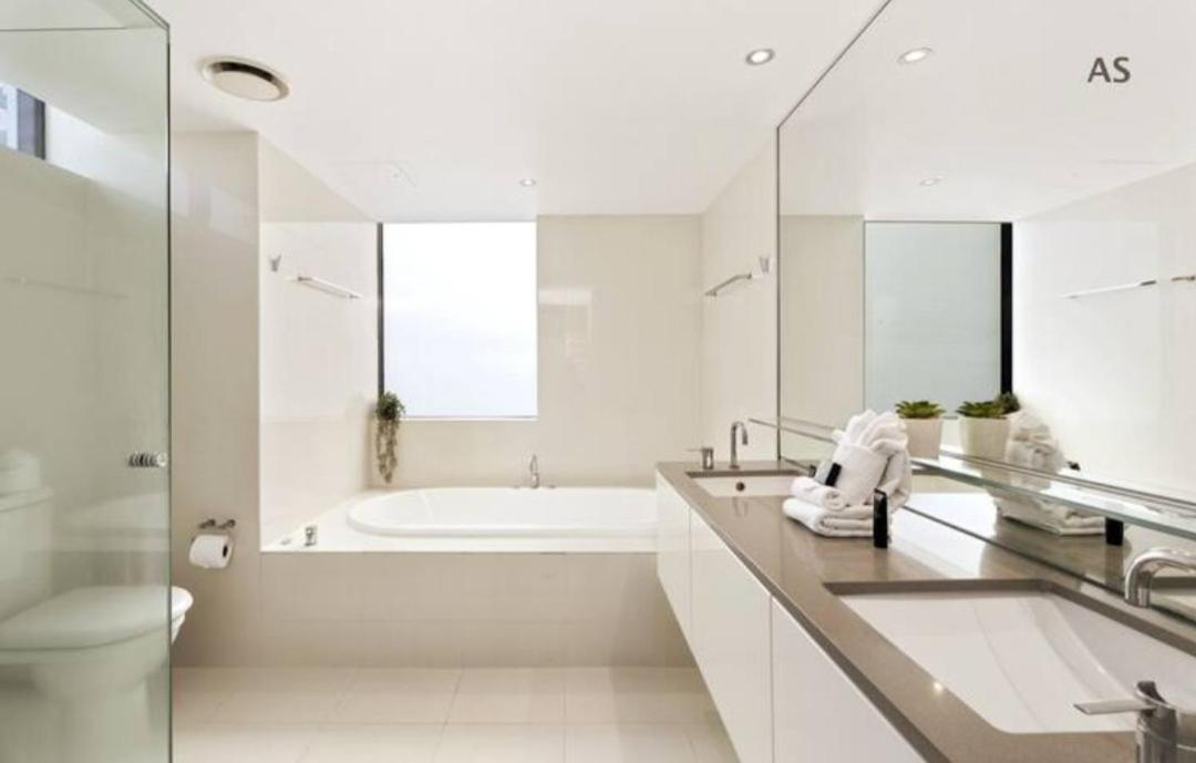 Circle On Cavill 3 Bedroom 2 Bathroom Ocean And River View Gold Coast