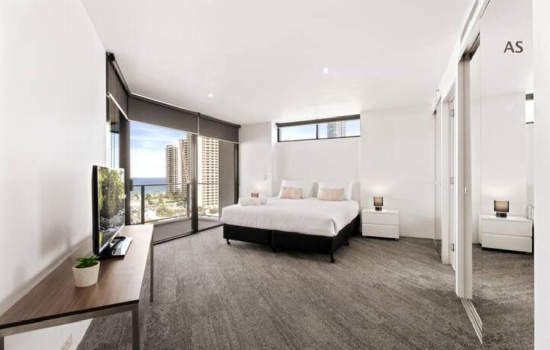 Circle On Cavill 3 Bedroom 2 Bathroom Ocean And River View Apartment