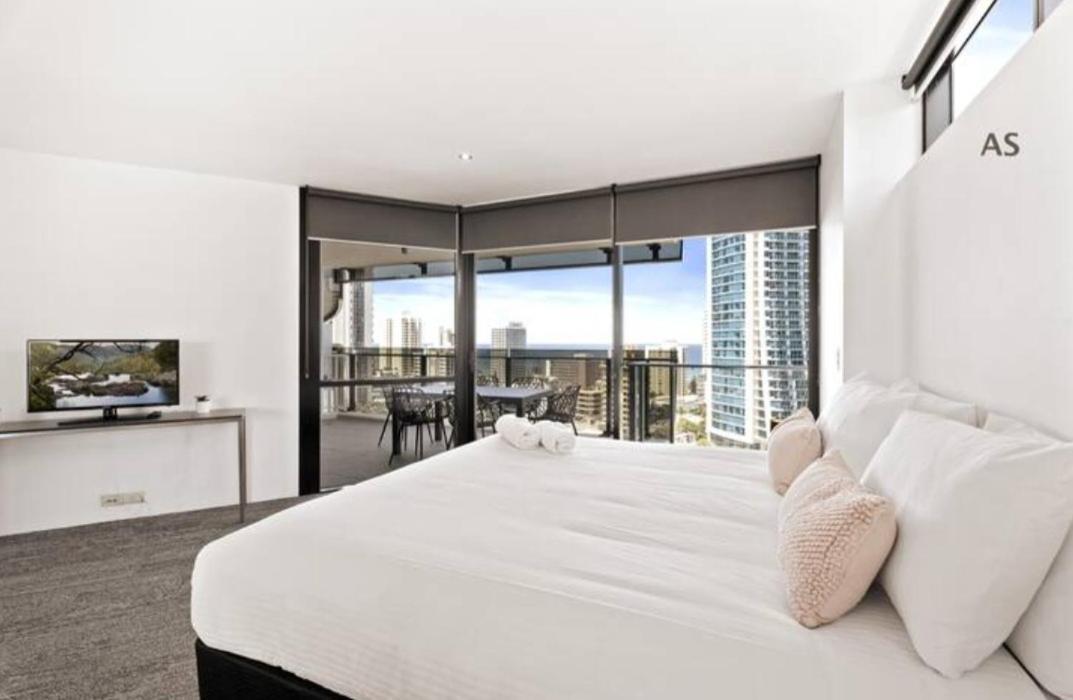 Circle On Cavill 3 Bedroom 2 Bathroom Ocean And River View *