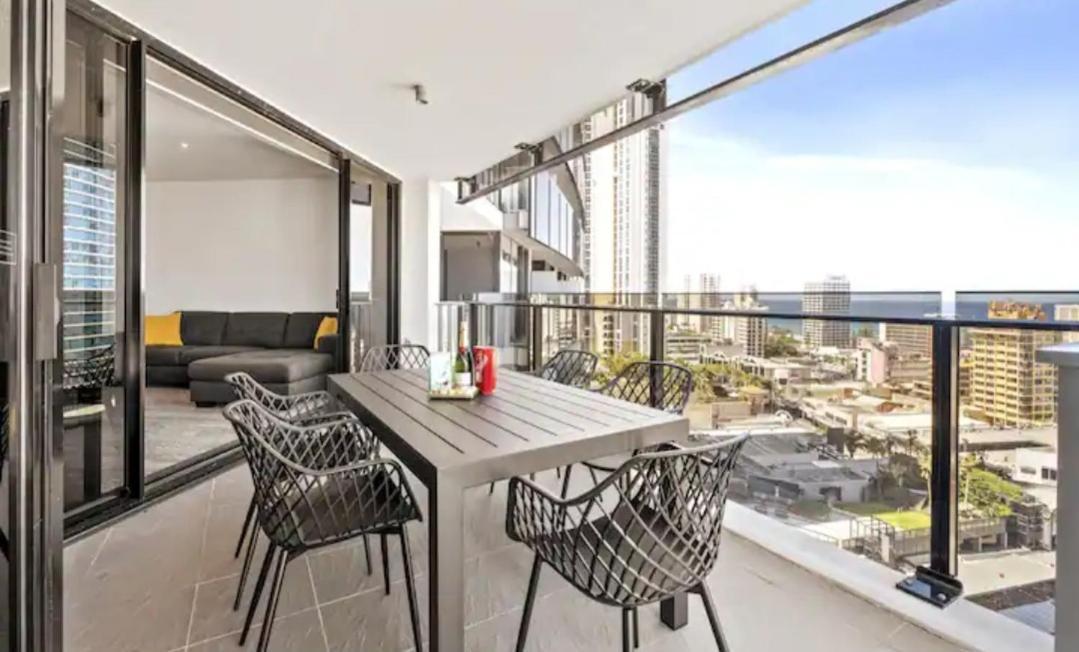 Circle On Cavill 3 Bedroom 2 Bathroom Ocean And River View Apartment Gold Coast