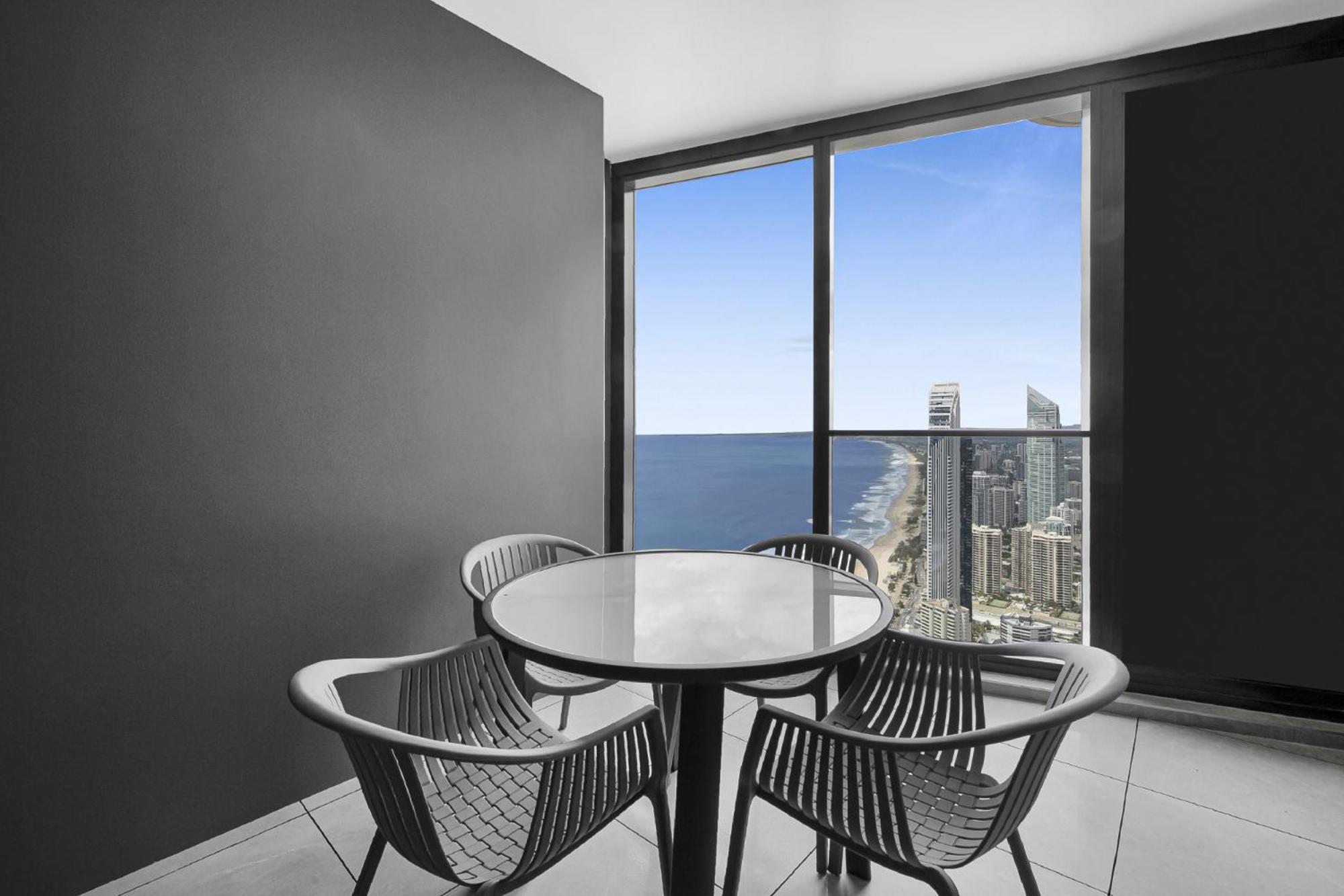 Oceanfront 2-bed With Spectacular View, Pool & Gym * Gold Coast