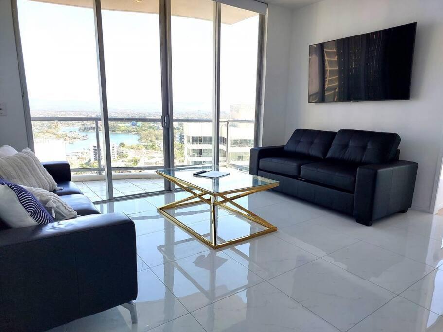 Luxurious In Surfers *