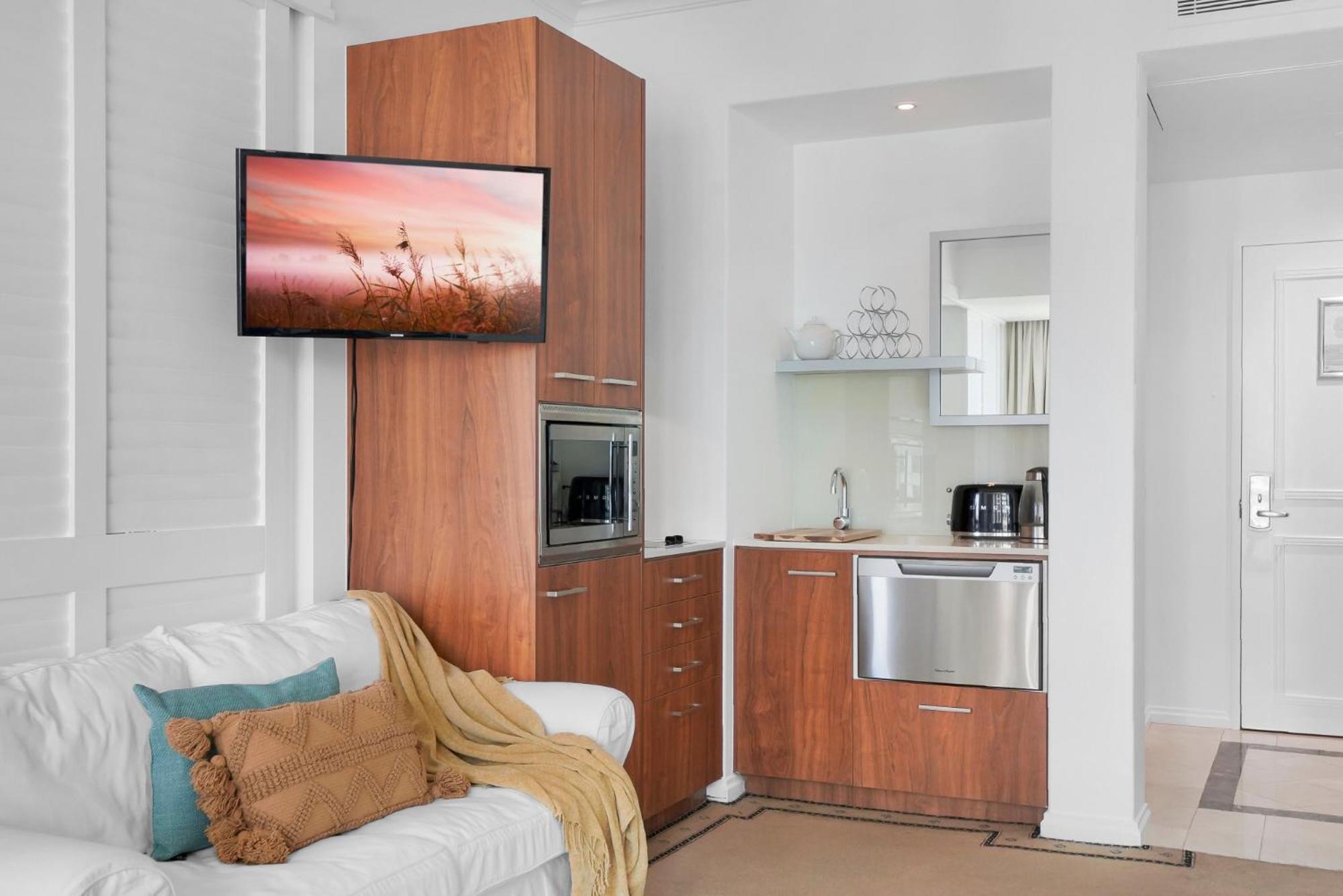 Oceanview 1-bed Sub Penthouse With Pool & Gym