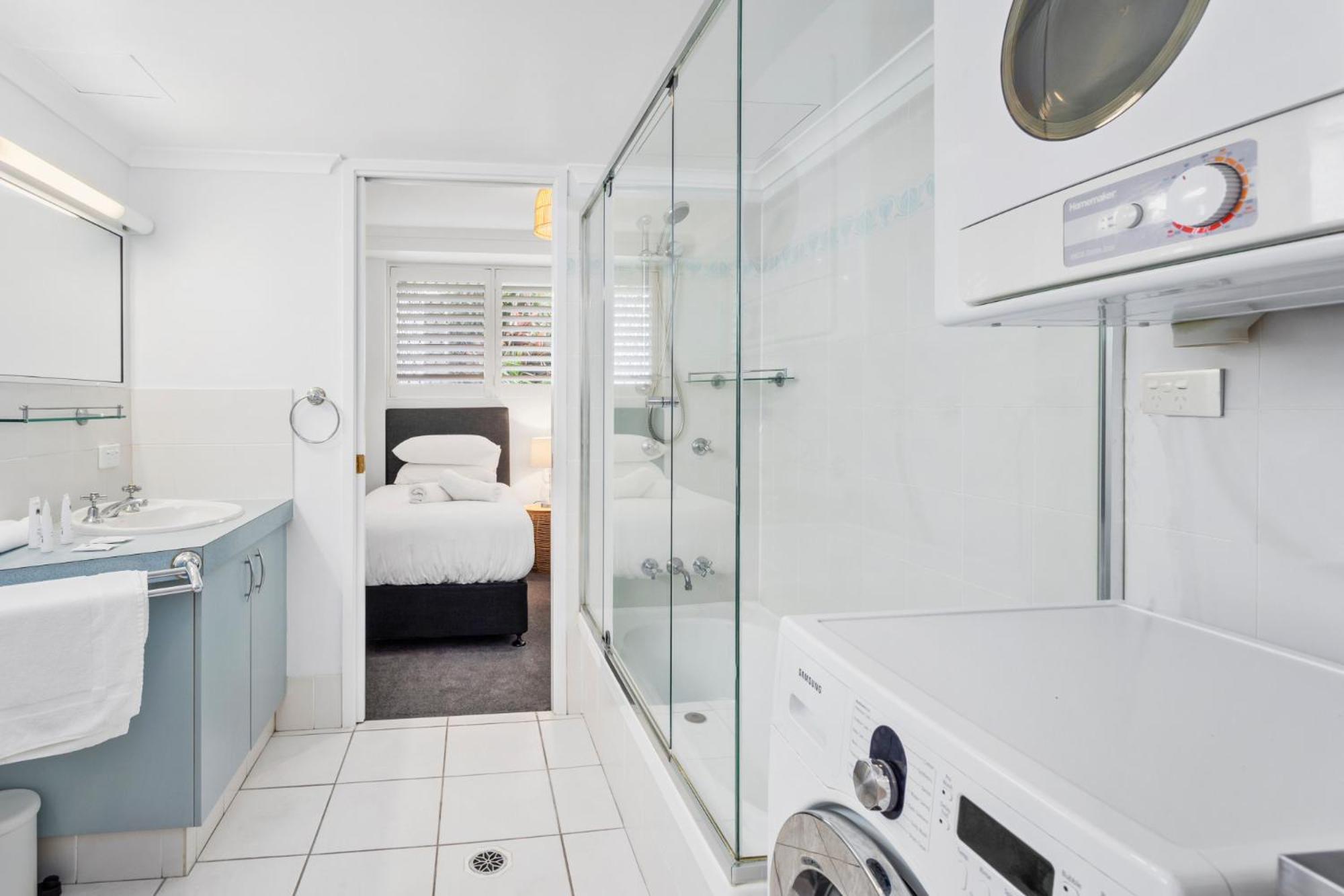 Beachfront 2-bed With Pool, Bbq & Tennis Court
